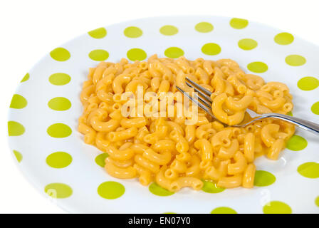 Makkaroni und Käse mit Gabel auf einem Teller grüne Tupfen. Stockfoto