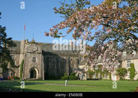 Dartington Hall House and Gardens in der Nähe von Totnes Devon England im Frühjahr. Stockfoto