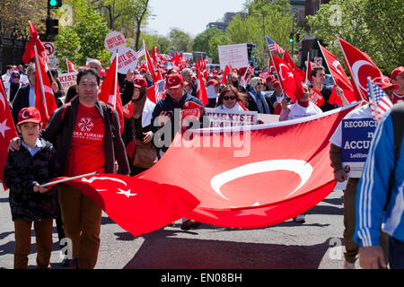 Washington DC, USA. 24. April 2015. Hunderte von Türkisch-Amerikaner versammelten sich in Washington, DC, erinnere mich an die Leiden der türkischen und armenischen Erbe, und rufen zur Versöhnung und Einheit unter den Amerikanern mit unterschiedlichem Hintergrund, auf dem 100. Jahrestag der Ereignisse von 1915.  Die PeaceWalk-Rallye, geführt durch die türkischen amerikanischen Steering Committee (TASC) marschierten an die türkische Botschaft aus dem weißen Haus. Bildnachweis: B Christopher/Alamy Live-Nachrichten Stockfoto