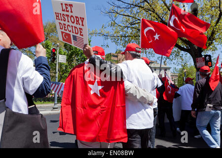 Washington DC, USA. 24. April 2015. Hunderte von Türkisch-Amerikaner versammelten sich in Washington, DC, erinnere mich an die Leiden der türkischen und armenischen Erbe, und rufen zur Versöhnung und Einheit unter den Amerikanern mit unterschiedlichem Hintergrund, auf dem 100. Jahrestag der Ereignisse von 1915.  Die PeaceWalk-Rallye, geführt durch die türkischen amerikanischen Steering Committee (TASC) marschierten an die türkische Botschaft aus dem weißen Haus. Bildnachweis: B Christopher/Alamy Live-Nachrichten Stockfoto