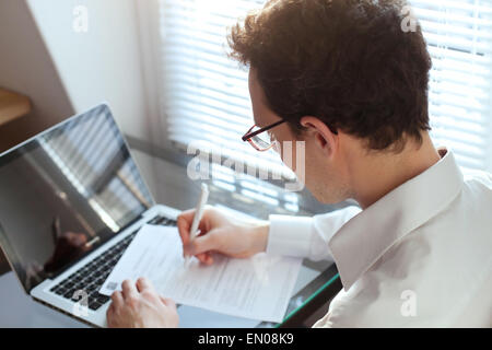 Geschäftsmann, arbeiten mit Dokumenten im Büro Stockfoto