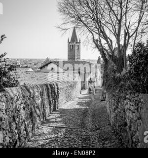 antiken mittelalterlichen Weg führt vom Dorf von Soave (Italien), die Burg auf dem Hügel Stockfoto