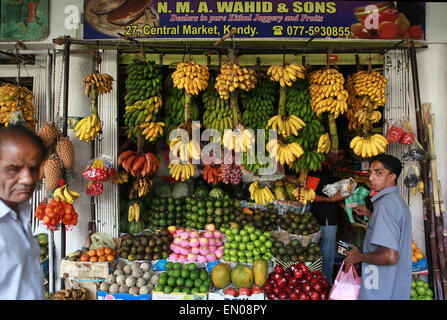 SRI LANKA, typische Frucht & Gemüse Stall in Kandy Stockfoto