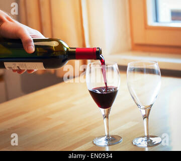Rotwein und zwei Gläser auf dem Tisch Stockfoto