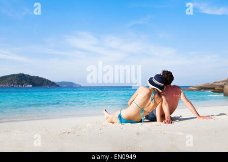 paar sitzen und relaxen am Paradiesstrand während ihrer Flitterwochen Stockfoto
