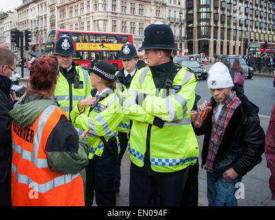 Ehemalige East 17 Sänger Brian Harvey trinken eine Flasche Lucozade, während mit der Polizei zu besetzen Demokratie Protest auf Londons Parliament Square streiten.  Mitwirkende: Brian Harvey wo: London, Vereinigtes Königreich bei: 20. Oktober 2014 Stockfoto