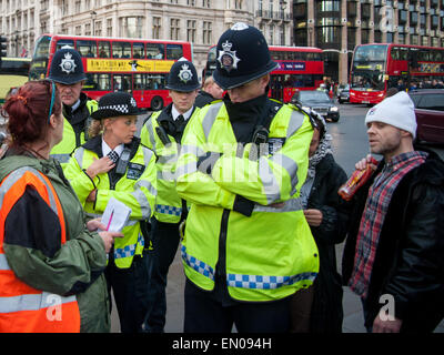 Ehemalige East 17 Sänger Brian Harvey trinken eine Flasche Lucozade, während mit der Polizei zu besetzen Demokratie Protest auf Londons Parliament Square streiten.  Mitwirkende: Brian Harvey wo: London, Vereinigtes Königreich bei: 20. Oktober 2014 Stockfoto