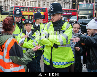 Ehemalige East 17 Sänger Brian Harvey trinken eine Flasche Lucozade, während mit der Polizei zu besetzen Demokratie Protest auf Londons Parliament Square streiten.  Mitwirkende: Brian Harvey wo: London, Vereinigtes Königreich bei: 20. Oktober 2014 Stockfoto