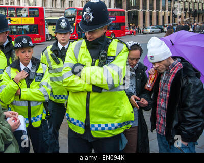 Ehemalige East 17 Sänger Brian Harvey trinken eine Flasche Lucozade, während mit der Polizei zu besetzen Demokratie Protest auf Londons Parliament Square streiten.  Mitwirkende: Brian Harvey wo: London, Vereinigtes Königreich bei: 20. Oktober 2014 Stockfoto