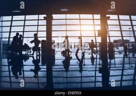 Silhouetten von Pendlern zu Fuß am Flughafen Stockfoto