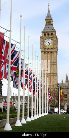 London, UK. 24. April 2015. Westminster und Parliament Square, Fahnen fliegen zum Anzac Day - Statue von Sir Winston Churchill stolz auf Gedenken an. London am 24. April 2015 Photo by Credit: KEITH MAYHEW/Alamy Live-Nachrichten Stockfoto