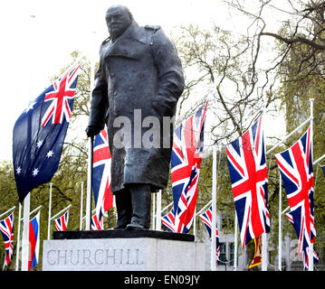 London, UK. 24. April 2015. Westminster und Parliament Square, Fahnen fliegen zum Anzac Day - Statue von Sir Winston Churchill stolz auf Gedenken an. London am 24. April 2015 Photo by Credit: KEITH MAYHEW/Alamy Live-Nachrichten Stockfoto