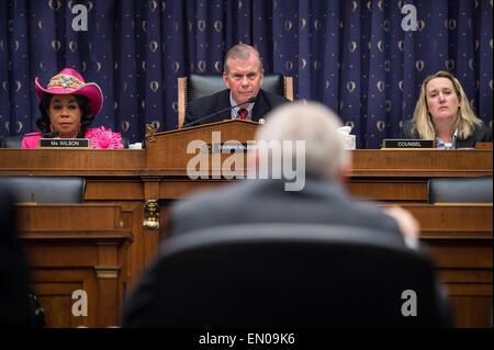 US Assistant Secretary Grube Sicherheit und Gesundheit Joseph Main bezeugt vor dem Ausschuss für Bildung und die Arbeitskräfte auf dem Capitol Hill 23. April 2015 in Washington, DC. Main gefragt, Kongress, das Byrd-Gesetz würden Minen stillgelegt, die länger als sechs Monate spät in Sicherheit Strafen als Instrument zur Grube Inhabern Sicherheitsregeln einhalten zwingen zu bezahlen sind. Stockfoto