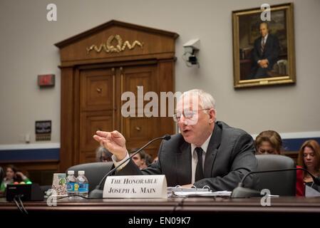 US Assistant Secretary Grube Sicherheit und Gesundheit Joseph Main bezeugt vor dem Ausschuss für Bildung und die Arbeitskräfte auf dem Capitol Hill 23. April 2015 in Washington, DC. Main gefragt, Kongress, das Byrd-Gesetz würden Minen stillgelegt, die länger als sechs Monate spät in Sicherheit Strafen als Instrument zur Grube Inhabern Sicherheitsregeln einhalten zwingen zu bezahlen sind. Stockfoto