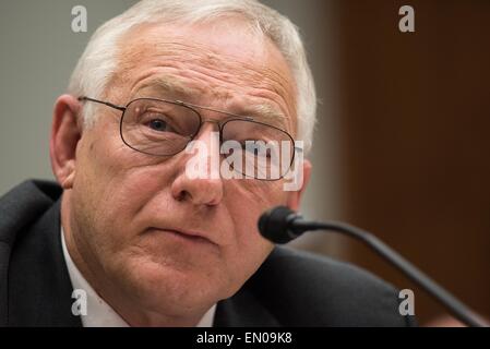 US Assistant Secretary Grube Sicherheit und Gesundheit Joseph Main bezeugt vor dem Ausschuss für Bildung und die Arbeitskräfte auf dem Capitol Hill 23. April 2015 in Washington, DC. Main gefragt, Kongress, das Byrd-Gesetz würden Minen stillgelegt, die länger als sechs Monate spät in Sicherheit Strafen als Instrument zur Grube Inhabern Sicherheitsregeln einhalten zwingen zu bezahlen sind. Stockfoto