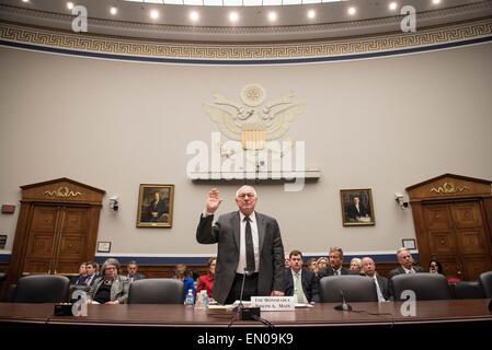 US-Assistant Secretary Mine Safety und Gesundheit Joseph Main wird vor Zeugen vereidigt Ausschuss für Bildung und die Arbeitskräfte auf dem Capitol Hill 23. April 2015 in Washington, DC. Main gefragt, Kongress, das Byrd-Gesetz würden Minen stillgelegt, die länger als sechs Monate spät in Sicherheit Strafen als Instrument zur Grube Inhabern Sicherheitsregeln einhalten zwingen zu bezahlen sind. Stockfoto