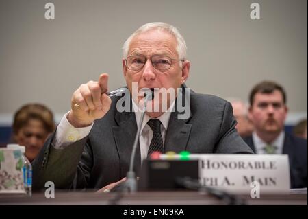 US Assistant Secretary Grube Sicherheit und Gesundheit Joseph Main bezeugt vor dem Ausschuss für Bildung und die Arbeitskräfte auf dem Capitol Hill 23. April 2015 in Washington, DC. Main gefragt, Kongress, das Byrd-Gesetz würden Minen stillgelegt, die länger als sechs Monate spät in Sicherheit Strafen als Instrument zur Grube Inhabern Sicherheitsregeln einhalten zwingen zu bezahlen sind. Stockfoto