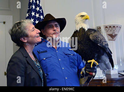 UNS Innenminister Sally Jewell trifft sich mit Al Cecere mit der Gründung der American Eagle und gerettet Weißkopfseeadler Challenger 23. April 2015 in Washington, DC. Ceres ist Lobbyarbeit, um am 20. Juni als American Eagle Tag erstellen. Stockfoto