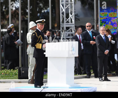 Canakkale, Türkei. 24. April 2015. Britische Prince Of Wales Charles (vorne) hält eine Rede im Rahmen einer Feierstunde anlässlich der historischen Schlacht von Gallipoli in Canakkale, Türkei, 24. April 2015. Der türkische Präsident Recep Tayyip Erdogan und britische Prince Of Wales Charles schlossen Freitag mehr als 18.000 Menschen anlässlich der 100. Jahrestag der Schlacht von Gallipoli. Bildnachweis: He Canling/Xinhua/Alamy Live-Nachrichten Stockfoto