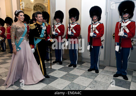 Kopenhagen, Dänemark, April15th, 2015. H. R. H. Kronprinz Frederik und Kronprinzessin Mary kommen zum Christiansborg für die Teilnahme an der Gala-Dinner veranstaltet von der dänischen Königin Margrethe anlässlich H. M. fünfundsiebzigsten Geburtstag Donnerstag, 16. April Stockfoto