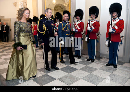Kopenhagen, Dänemark, April15th, 2015. H. M. Belgian King Philippe und Königin Mathilde kommen zum Christiansborg für die Teilnahme an der Gala-Dinner veranstaltet von der dänischen Königin Margrethe anlässlich H. M. fünfundsiebzigsten Geburtstag Donnerstag, 16. April Stockfoto