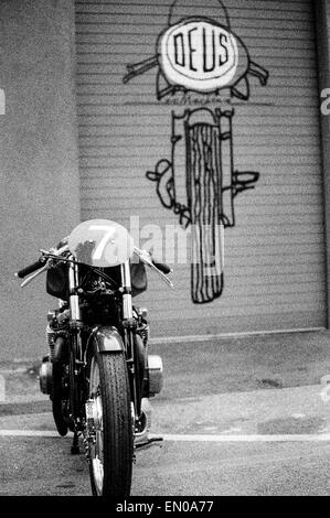 Ein schwarz-weiß Foto eines klassischen Café Stil Rennen Motorrad vor ein Schaufenster in Venice, Kalifornien. Stockfoto