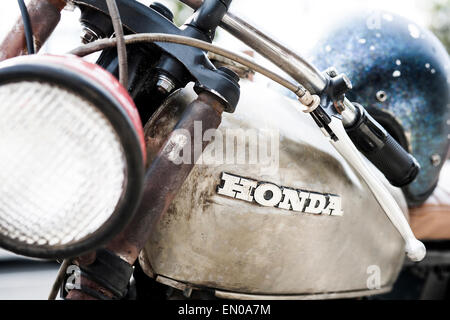 Ein gut gerittenes Vintage Honda Motorrad und Helm bei einem Motorrad Rallye und zeigen in Südkalifornien. Stockfoto