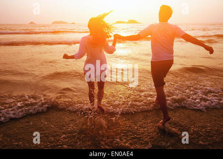 Silhouette der paar am Strand, Traumurlaub Stockfoto