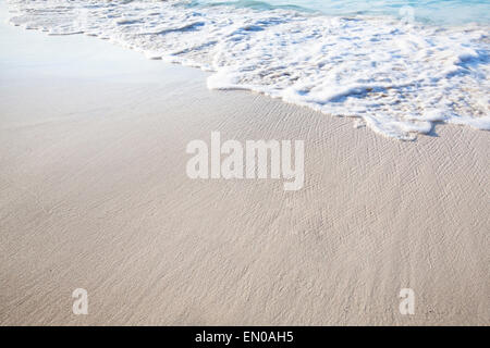 Hintergrund mit Sand und Wellen am Strand Stockfoto