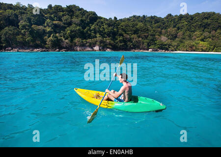 kaukasischen Jüngling auf Kajak in der Nähe von Paradise Island auf türkisblauem Wasser Stockfoto