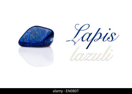 Schönen blauen Lapislazuli Edelstein. Mit Text in blau und Gold. Isoliert auf weißem Hintergrund. In Afghanistan gefunden. Stockfoto