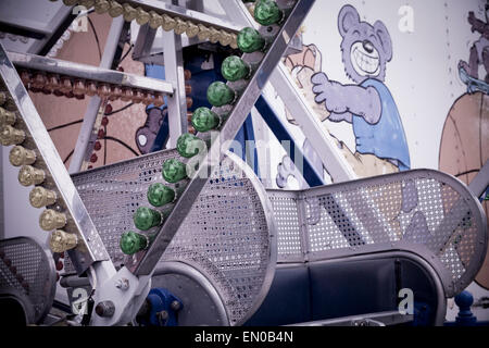 Der Eimer mit einem Riesenrad zu einem lokalen Karneval und Straßenfest in einer Stadt am Strand Seite. Stockfoto