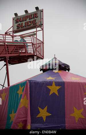 Die Super über ein Zirkuszelt auf eine faire Straßenkarneval unter einem dunklen und stürmischen Himmel schieben. Stockfoto