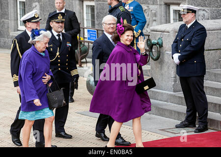 Kopenhagen, Dänemark, April16th, 2015. Schwedischen König Carl Gustav (M) und Königin Silvia (2., R) kommen zum Kopenhagener Rathaus, wo Königin Margrethe fünfundsiebzigsten Geburtstag mit einem Mittagessen und Unterhaltung gefeiert wird Stockfoto