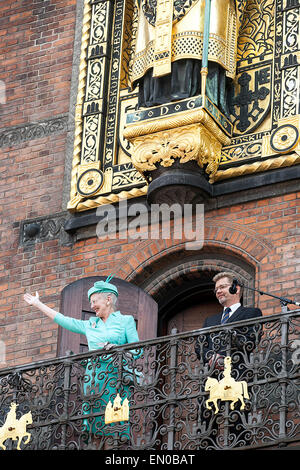 Kopenhagen, Dänemark, April16th, 2015. Königin Margrethe erscheint auf dem Rathaus-Balkon ihre fünfundsiebzigsten Geburtstag. Auf ihrer linken Seite, Herr Frank Jensen, Herrn Bürgermeister von Kopenhagen Stockfoto