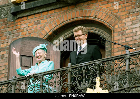 Kopenhagen, Dänemark, April16th, 2015. Königin Margrethe weht den Zuschauern am Wiener Rathausplatz anlässlich ihres fünfundsiebzigsten Geburtstages. Auf ihrer linken Seite, Herr Frank Jensen, Herrn Bürgermeister von Kopenhagen Stockfoto