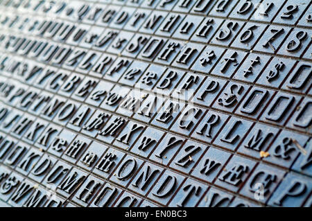 Gusseisen-Buchstaben und Zahlen Bodenbelag in Norfolk England UK Europa Stockfoto