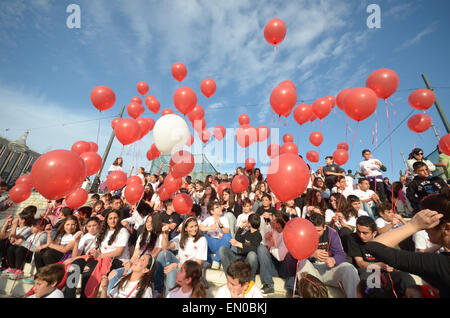 Athen, Griechenland. 24. April 2015. Kinder halten rote Ballons als Symbol für die Opfer des Genocide.Armenians, dass in Griechenland leben eine Demonstration organisiert, um im Rahmen der "armenischen Genozid Remembrance Day" anlässlich des 100. Jahrestages der 1,5 Millionen Opfer zu gedenken. Bildnachweis: George Panagakis/Pacific Press/Alamy Live-Nachrichten Stockfoto