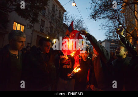 Athen, Griechenland. 24. April 2015. Demonstranten in Brand gesetzt eine türkische Flagge. Armenier, die in Griechenland Leben organisiert eine Demonstration, um im Rahmen der "armenischen Genozid Remembrance Day" anlässlich des 100. Jahrestages der 1,5 Millionen Opfer zu gedenken. Bildnachweis: George Panagakis/Pacific Press/Alamy Live-Nachrichten Stockfoto