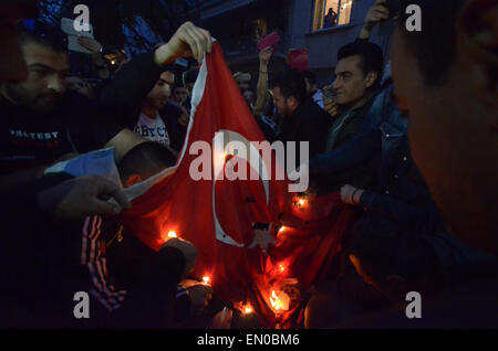 Athen, Griechenland. 24. April 2015. Demonstranten in Brand gesetzt eine türkische Flagge. Armenier, die in Griechenland Leben organisiert eine Demonstration, um im Rahmen der "armenischen Genozid Remembrance Day" anlässlich des 100. Jahrestages der 1,5 Millionen Opfer zu gedenken. Bildnachweis: George Panagakis/Pacific Press/Alamy Live-Nachrichten Stockfoto