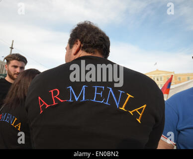 Athen, Griechenland. 24. April 2015. Demonstrator trägt ein T-shirt mit dem Wort Armenien drauf. Armenier, die in Griechenland Leben organisiert eine Demonstration, um im Rahmen der "armenischen Genozid Remembrance Day" anlässlich des 100. Jahrestages der 1,5 Millionen Opfer zu gedenken. Bildnachweis: George Panagakis/Pacific Press/Alamy Live-Nachrichten Stockfoto