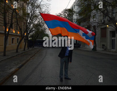 Athen, Griechenland. 24. April 2015. Demonstranten Welle in die Luft armenische Flaggen. Armenier, die in Griechenland Leben organisiert eine Demonstration, um im Rahmen der "armenischen Genozid Remembrance Day" anlässlich des 100. Jahrestages der 1,5 Millionen Opfer zu gedenken. Bildnachweis: George Panagakis/Pacific Press/Alamy Live-Nachrichten Stockfoto