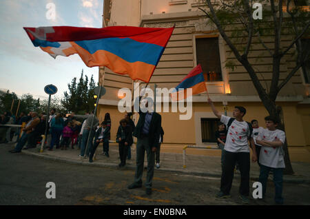 Athen, Griechenland. 24. April 2015. Demonstranten Welle in die Luft armenische Flaggen. Armenier, die in Griechenland Leben organisiert eine Demonstration, um im Rahmen der "armenischen Genozid Remembrance Day" anlässlich des 100. Jahrestages der 1,5 Millionen Opfer zu gedenken. Bildnachweis: George Panagakis/Pacific Press/Alamy Live-Nachrichten Stockfoto