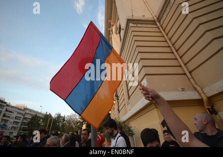 Athen, Griechenland. 24. April 2015. Armenier, die in Griechenland Leben organisiert eine Demonstration, um im Rahmen der "armenischen Genozid Remembrance Day" anlässlich des 100. Jahrestages der 1,5 Millionen Opfer zu gedenken. Bildnachweis: George Panagakis/Pacific Press/Alamy Live-Nachrichten Stockfoto