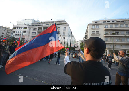 Athen, Griechenland. 24. April 2015. Ein Demonstrator eines armenischen Flagge fotografiert die Demonstration. Armenier, die in Griechenland Leben organisiert eine Demonstration, um im Rahmen der "armenischen Genozid Remembrance Day" anlässlich des 100. Jahrestages der 1,5 Millionen Opfer zu gedenken. Bildnachweis: George Panagakis/Pacific Press/Alamy Live-Nachrichten Stockfoto