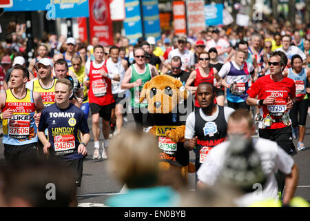 London, UK - 21. April 2013: Teilnehmer tragen lustige Kostüm in den Massen der Läufer der London-Marathon. Der London-Marathon Stockfoto