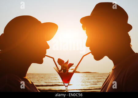 Party-Time, paar cocktail zusammen trinken am Strand während ihrer Flitterwochen Stockfoto