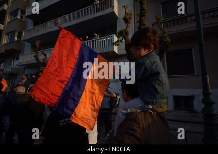 Athen, Griechenland. 24. April 2015. Ein kleiner Junge hält eine armenische Flagge. Armenier, die in Griechenland Leben organisiert eine Demonstration, um im Rahmen der "armenischen Genozid Remembrance Day" anlässlich des 100. Jahrestages der 1,5 Millionen Opfer zu gedenken. Bildnachweis: George Panagakis/Pacific Press/Alamy Live-Nachrichten Stockfoto