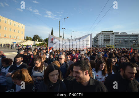 Athen, Griechenland. 24. April 2015. Hunderte von Demonstranten übergeben vor dem griechischen Parlament. Armenier, die in Griechenland Leben organisiert eine Demonstration, um im Rahmen der "armenischen Genozid Remembrance Day" anlässlich des 100. Jahrestages der 1,5 Millionen Opfer zu gedenken. Bildnachweis: George Panagakis/Pacific Press/Alamy Live-Nachrichten Stockfoto