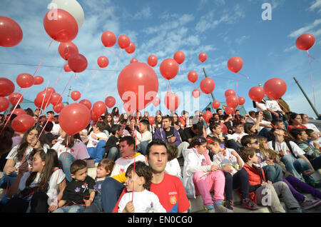 Athen, Griechenland. 24. April 2015. Kinder halten rote Ballons als Symbol für die Opfer des Genocide.Armenians, dass in Griechenland leben eine Demonstration organisiert, um im Rahmen der "armenischen Genozid Remembrance Day" anlässlich des 100. Jahrestages der 1,5 Millionen Opfer zu gedenken. Bildnachweis: George Panagakis/Pacific Press/Alamy Live-Nachrichten Stockfoto